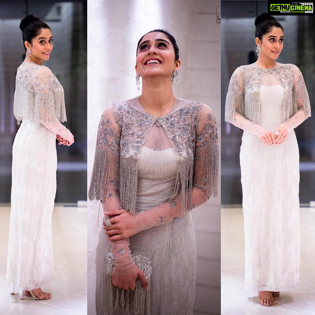 Regina Cassandra Instagram - Playing dress up again.. π¬β¨ Outfit : @shriyasom ππΌπ Hair : @chinnamarella Make-up : @makeupby_bobbykasara Styled by : @shivani.vanka Pic : @himanshusahni #filmfare #filmfareawards2017 #shriyasom
