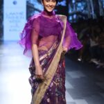 Regina Cassandra Instagram - 6 months ago they started.. and 6 months later it was worn... adorned.. I have always loved supporting the heritage crafts and weavers of India.. Walking for #Saileshsinghania at the @lakmefashionwk in a beautiful Khadi sari was my way of throwing light and bringing the attention back to handlooms. #saileshsinghania works with and sustains hundreds of weavers creating gorgeousness all the way.. 🙏🏼 Hair and make up : @niyati_kothari and her lovely mum Megha 😘 #ilovehandlooms Styled by @pallavistylediaries #khadilove #handlooms #iwearhandlooms #madeinindia