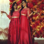 Regina Cassandra Instagram - We just had to pose in front of these fans! #JUSTHADTO 💃🏻😁 #Dantashwedding #sexyredbridesmaids #redandgold ❤️