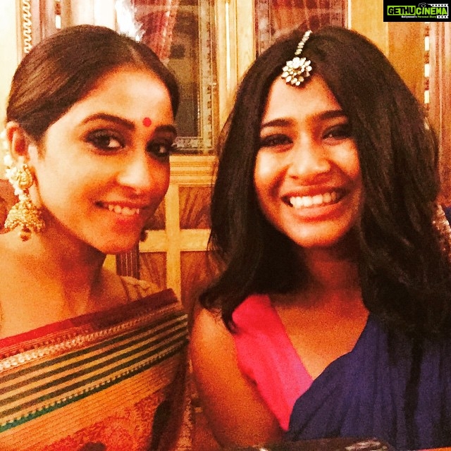 Regina Cassandra Instagram - Dinner at @tajfaluknama last night. There's always time for a selfie! 😁 @indpat #southindian #maliipoo #sari #theindiangirl
