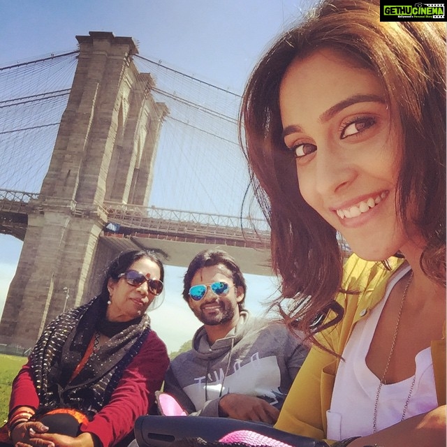Regina Cassandra Instagram - Shooting for #subramaniamforsale in #newyorkcity 🍎 shots between shots!😋 #brooklyn bridge backdrop. #nyc #thebigapple #itsabeautifulday @jetpanja Brooklyn Bridge Park & Carousel