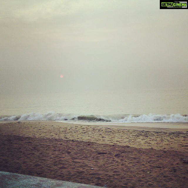 Regina Cassandra Instagram - Such a relaxing walk down the beach road. So nice to see ppl wake up early to stay healthy. 💪🏃#Vizag#R.k beach #morningbeachwalk #sunrise #refreshingmorninwalk #beachbum #beachlove💜