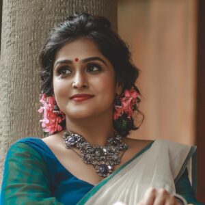 Remya Nambeesan Instagram - @divyaaunnikrishnan @jo_makeup_artist @damanz.designs @bcos_its_silver @pranavraaaj  #instagood #instagram #saree #onamsaree
