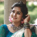 Remya Nambeesan Instagram – @divyaaunnikrishnan @jo_makeup_artist @damanz.designs @bcos_its_silver @pranavraaaj  #instagood #instagram #saree #onamsaree