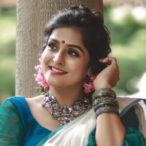 Remya Nambeesan Instagram - @divyaaunnikrishnan @jo_makeup_artist @damanz.designs @bcos_its_silver @pranavraaaj  #instagood #instagram #saree #onamsaree