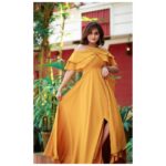 Remya Nambeesan Instagram - YELLOW YELLOW 😎!! @pranavraaaj @divyaaunnikrishnan @jo_makeup_artist @devraagh @illamheritage5654