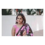 Remya Nambeesan Instagram - @pranavraaaj @divyaaunnikrishnan @jo_makeup_artist Wearing @devi_collections5217 !! #florals #sari #instadaily #insta