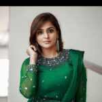 Remya Nambeesan Instagram - @pranavraaaj @divyaaunnikrishnan @jo_makeup_artist ❤️❤️❤️ wearing @maayika.diyaphilip Earring: @lohamcochin