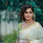 Remya Nambeesan Instagram - Happy Onam friends!! @divyaaunnikrishnan @jo_makeup_artist @pranavraaaj !! Stay Safe !!