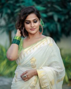 Remya Nambeesan Instagram - Happy Onam my friends 😍😍!! @divyaaunnikrishnan @jo_makeup_artist @pranavraaaj wearing @devraagh !! #onam !! STAY SAFE ❤️