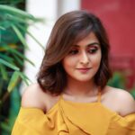 Remya Nambeesan Instagram - YELLOW YELLOW 😎!! @pranavraaaj @divyaaunnikrishnan @jo_makeup_artist @devraagh @illamheritage5654