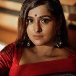 Remya Nambeesan Instagram - @divyaaunnikrishnan @pranavraaaj @jo_makeup_artist @devraagh ❤️!! #light 😍 got my earrings @a.r.t_store ❤️❤️ location @illamheritage5654 Illam Heritage