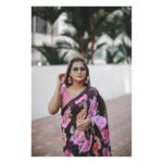Remya Nambeesan Instagram - @pranavraaaj @divyaaunnikrishnan @jo_makeup_artist Wearing @devi_collections5217 !! #florals #sari #instadaily #insta