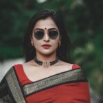 Remya Nambeesan Instagram - RED !! SARI!! SHADES !! Just like that 😎😎😎 PC @pranavraaaj MUAH @vikramanvijitha Styling @divyaaunnikrishnan #instagood #instagram #insta #sari jewellery @a.r.t_store