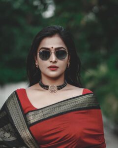 Remya Nambeesan Instagram - RED !! SARI!! SHADES !! Just like that 😎😎😎 PC @pranavraaaj MUAH @vikramanvijitha Styling @divyaaunnikrishnan #instagood #instagram #insta #sari jewellery @a.r.t_store