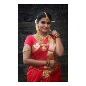 Remya Nambeesan Instagram - Kalyanam kazhinjo?  Marriage aayidcha?  When was your marriage?? Noooooo !!!! It’s just a still from my new movie #yuvanbadri3 😝😝😝😝 @dirbadri @rio.raj PC @divyaaunnikrishnan styling n designed @divyaaunnikrishnan 😘😘 MUA @monish_mathai_makeup_artist_ ♥️♥️♥️♥️ jewellery @bcos_its_silver