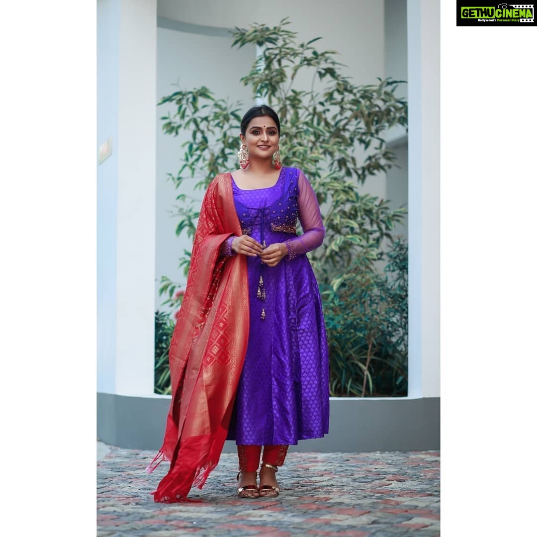 Remya Nambeesan Instagram - Wearing @divyaaunnikrishnan couture!! Way to go my girl!! I can’t wait to flaunt gorgeous outfits from your collection!! Love you my sister!! MUAH : @vikramanvijitha PC : @pranavraaaj Jewellery: @a.r.t_store #sisterhood #talent #artist