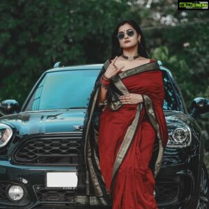 Remya Nambeesan Instagram - Get the wheels in motion!! 😎❤ PC @pranavraaaj
MUAH @vikramanvijitha
Styling @divyaaunnikrishnan
Jewellery @a.r.t_store

#life #love #smile #shades 
#instagood #instagram #insta #sari