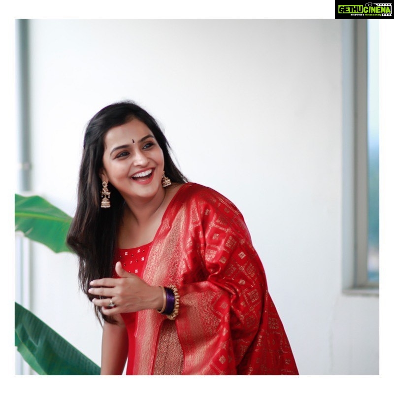 Remya Nambeesan Instagram - Laughter burns calories ππππ―ββοΈπ―ββοΈπ―ββοΈ PC @pranavraaaj design n styling @divyaaunnikrishnan #laughloud #sharehappiness #bekind #livenletlive #instagood #instagram