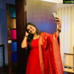 Remya Nambeesan Instagram – Oh yes it’s candid folks!! 🤪🤪😜Design n styling @divyaaunnikrishnan PC @pranavraaaj #instalife #insta #instagood