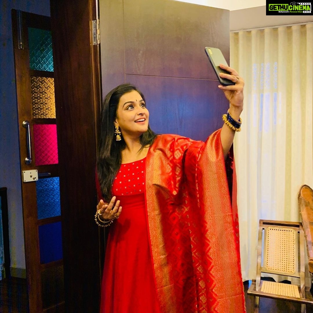 Remya Nambeesan Instagram - Oh yes it’s candid folks!! 🤪🤪😜Design n styling @divyaaunnikrishnan PC @pranavraaaj #instalife #insta #instagood