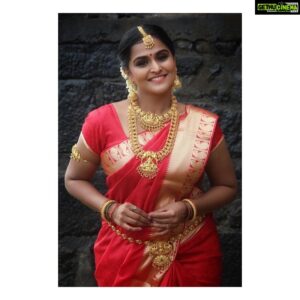 Remya Nambeesan Instagram - Kalyanam kazhinjo?  Marriage aayidcha?  When was your marriage?? Noooooo !!!! It’s just a still from my new movie #yuvanbadri3 😝😝😝😝 @dirbadri @rio.raj PC @divyaaunnikrishnan styling n designed @divyaaunnikrishnan 😘😘 MUA @monish_mathai_makeup_artist_ ♥️♥️♥️♥️ jewellery @bcos_its_silver
