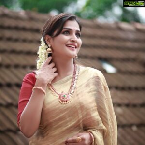 Remya Nambeesan Instagram - Onam vanne 💃🏿🥰!! HAPPY ONAM MY DEARS!! PC @pranavraaaj @renjurenjimar Styling @divyaaunnikrishnan #onam #pookalam #instagram