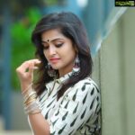 Remya Nambeesan Instagram - Embrace imperfections 😍#life#tellyourstory !! Wearing @bunaai earrings @unnimayasmenon @pranavraaaj