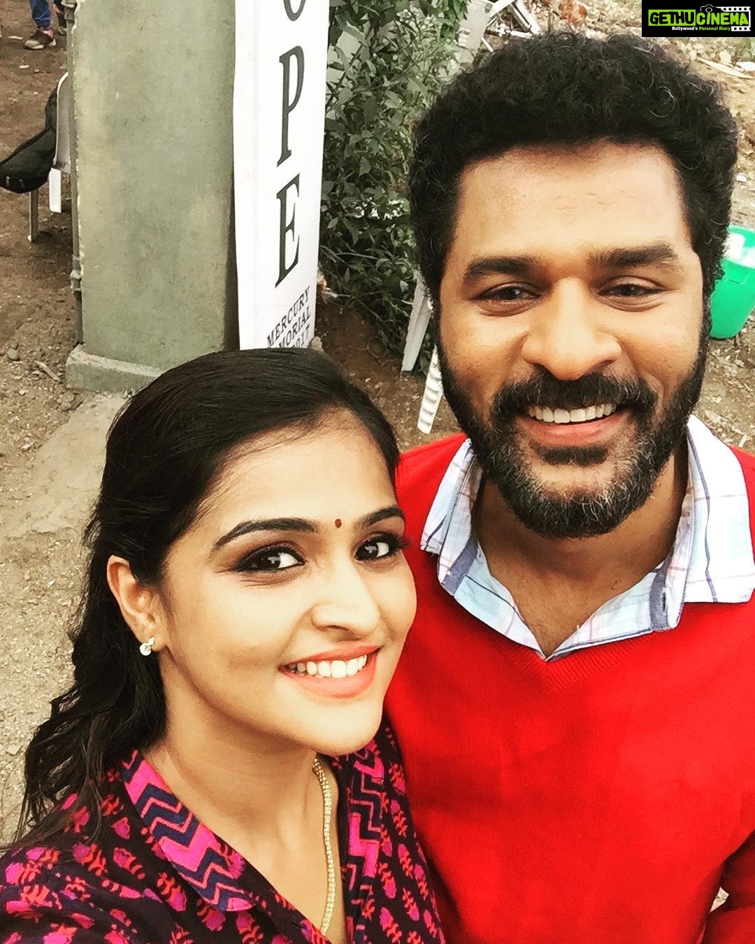 Remya Nambeesan Instagram - Epic selfie with KING OF DANCE!! #fangirl#simplicitytalentpersonified#happyme 💃🏻😍