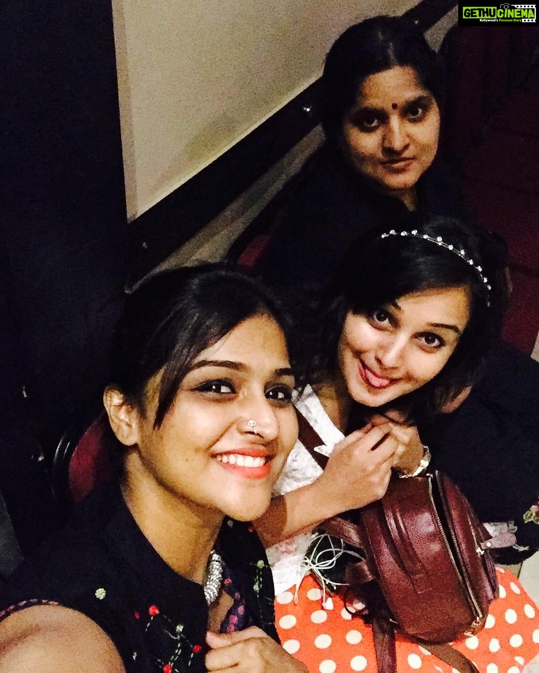 Remya Nambeesan Instagram - My kacharas 💃🏻😈😘😍😜🙊!!!!!chennaidairies#foodie#lovemypokkiris#brats#lovemylife Kaidi Kitchen Chennai
