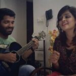 Remya Nambeesan Instagram - Ae zindagi gale lagaale.. candid music jamming session with the amazing talent @arunalat 👍🏻👍🏻 On camera: @charlzpaul 👍🏻👍🏻 #arunalat #acoustic #ilayaraja #arjithsingh #amittrivedi #musicianlife #dearzindagi #instagood #lovelife #huglife