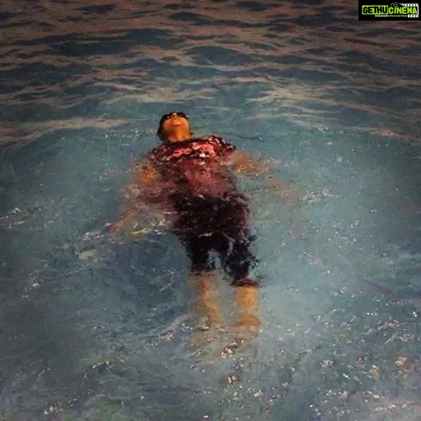 Remya Nambeesan Instagram - #splishsplashsplosh !!#swimmingtime#stressbuster#waterlove# @deb_suzanna 😘😘😘😘