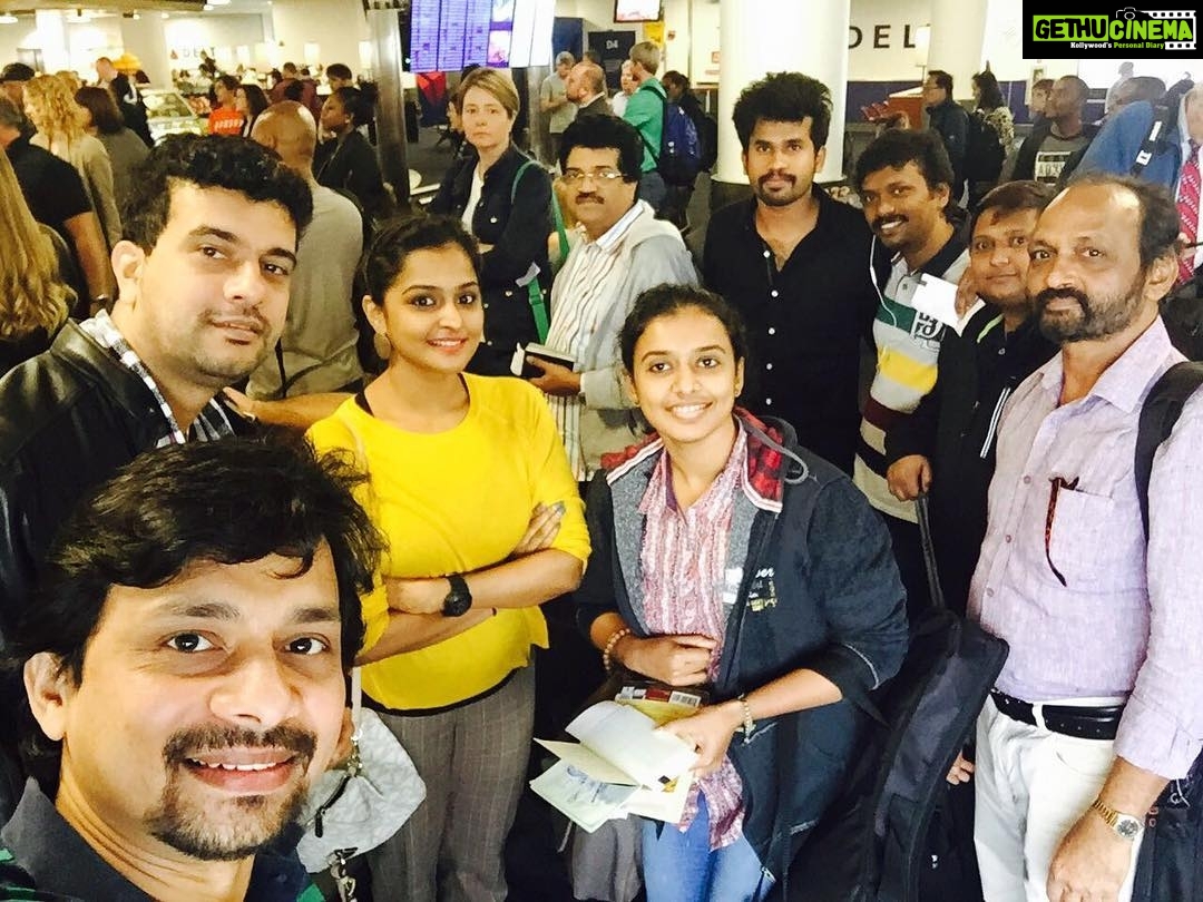 Remya Nambeesan Instagram - US TOURšMy team#fun music #stageloveš