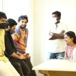 Riythvika Instagram - Some candid clicks 📸 with our team #SilaNerangalilSilaManidhargal @reyaahari @vishalvenkat1891 @ashokselvan @abihassan_ @manikabali87 @iam_praveenraja