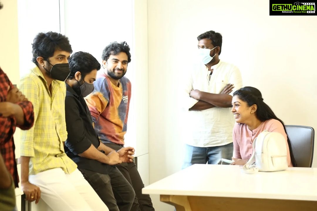Riythvika Instagram - Some candid clicks 📸 with our team #SilaNerangalilSilaManidhargal @reyaahari @vishalvenkat1891 @ashokselvan @abihassan_ @manikabali87 @iam_praveenraja