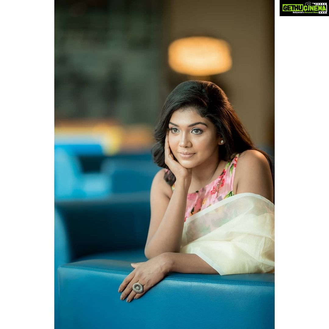Riythvika Instagram - Happy valentine's day ♥️ Wardrobe/styling @labelswarupa Photography @camerasenthil Makeup @beautyunveiled_by_jeevi Hairstyle @haripriyamakeupartist Venue @holidayinn