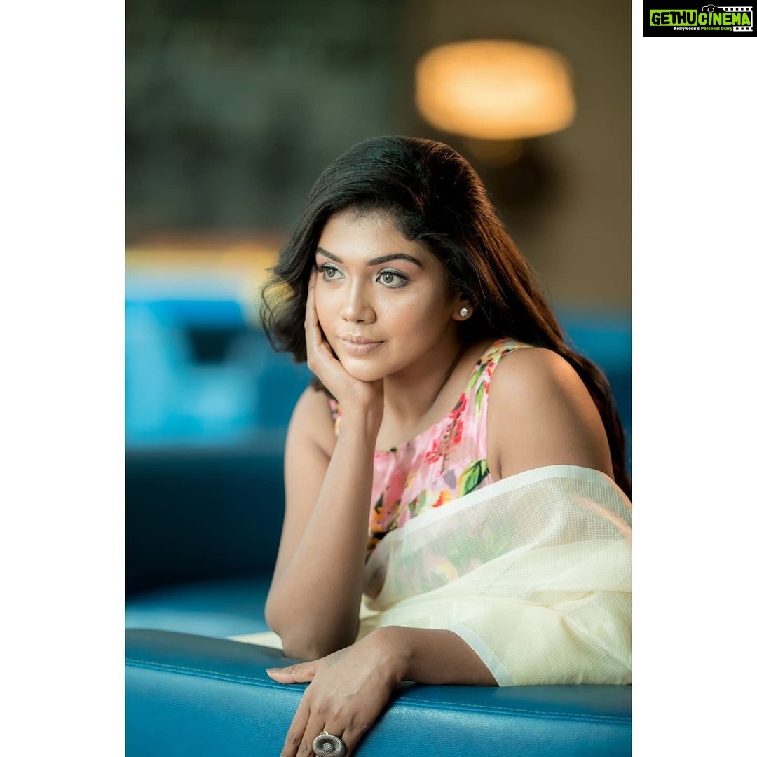 Riythvika Instagram - Happy valentine's day ♥️ Wardrobe/styling @labelswarupa Photography @camerasenthil Makeup @beautyunveiled_by_jeevi Hairstyle @haripriyamakeupartist Venue @holidayinn