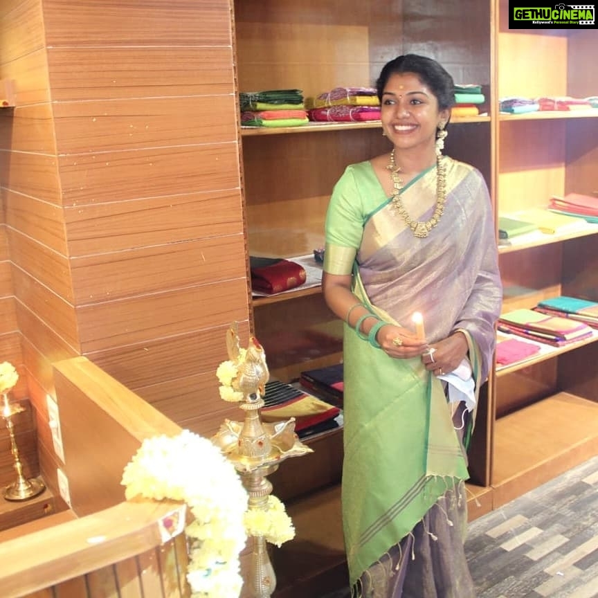 Riythvika Instagram - Grand opening @kanakambaram_silks #Sareelove #kanakambaramsilks