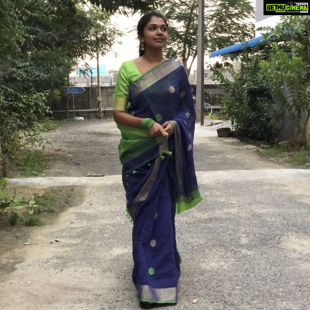 Riythvika Instagram - Saree @ezhil_the_saree_shop #sareelove 💙💚