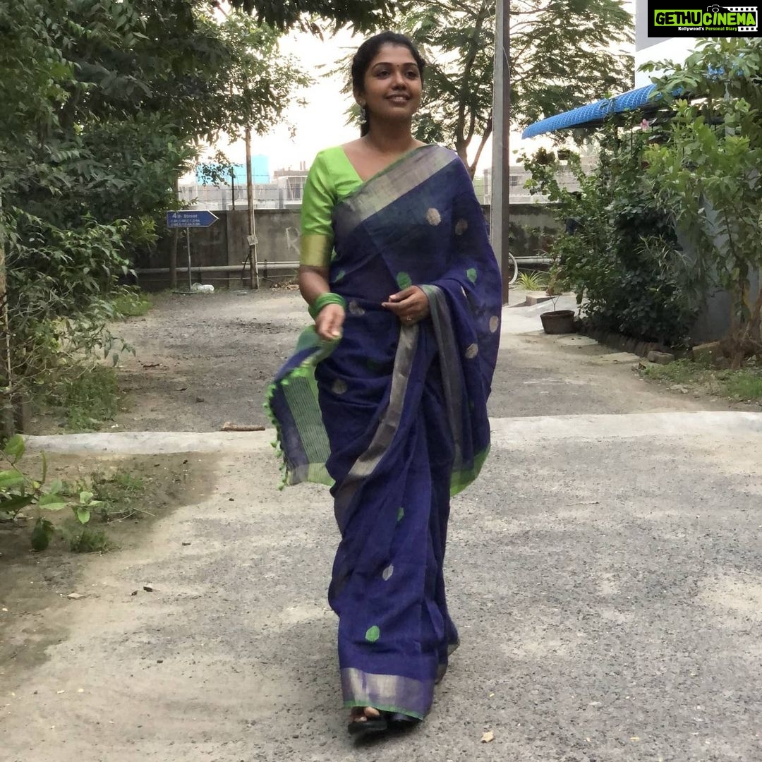 Riythvika Instagram - Saree @ezhil_the_saree_shop #sareelove 💙💚