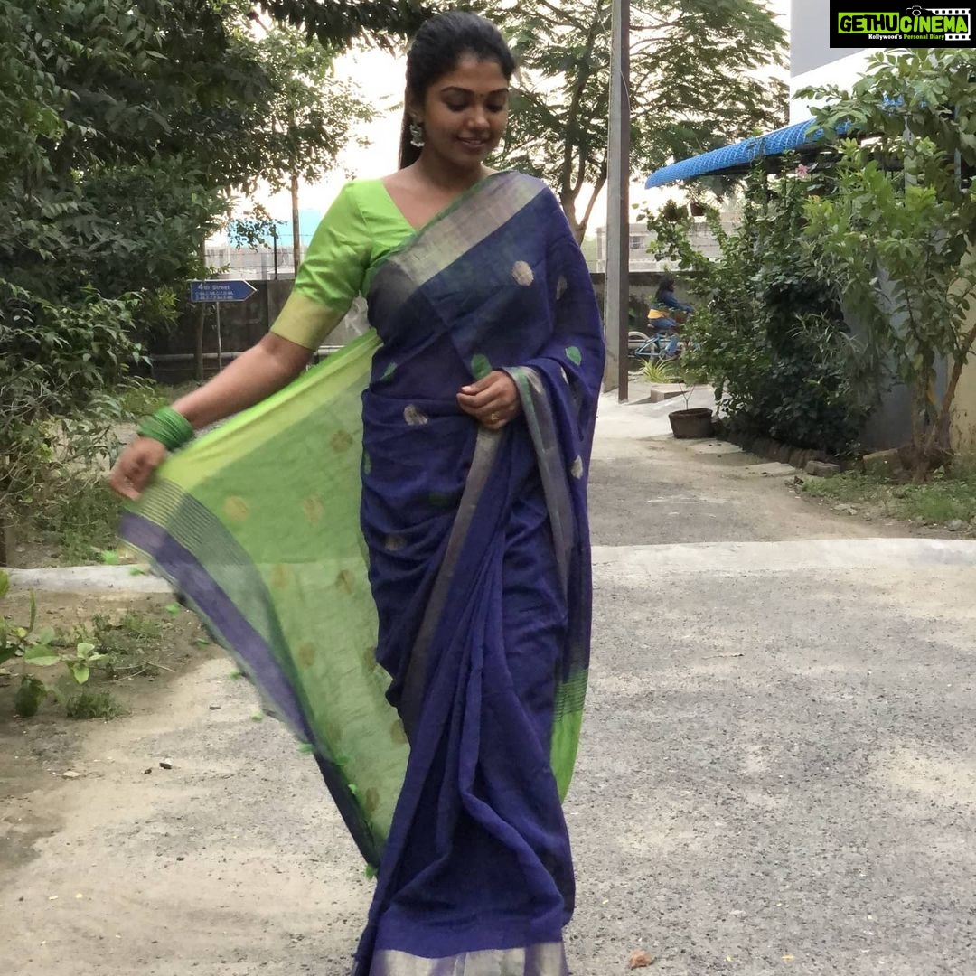 Riythvika Instagram - Saree @ezhil_the_saree_shop #sareelove 💙💚