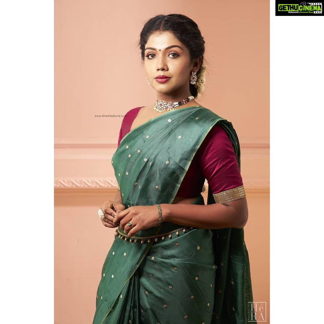 Riythvika Instagram - இனிய தீபாவளி நல்வாழ்த்துக்கள் 💥✨ #happydiwali💥 #happydiwali2020 • • Jewellery @houseofherastore MUA @makeupbyalfiar Hairstylist @vidhyamakeoverartistry On camera @dinesh_baburaj Saree @kiaraa_couture