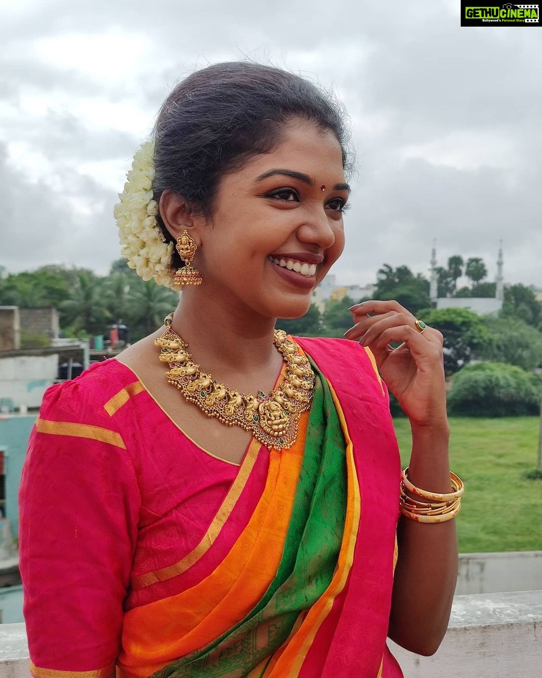 Riythvika Instagram - Wedding season #familytime #sareelove❤️ Jewels @aarabridaljewels Hairstyle @vidhyamakeoverartistry