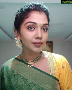 Riythvika Instagram - Selfie poses #sareelove❤️ #familywedding #mallipoo🌼
