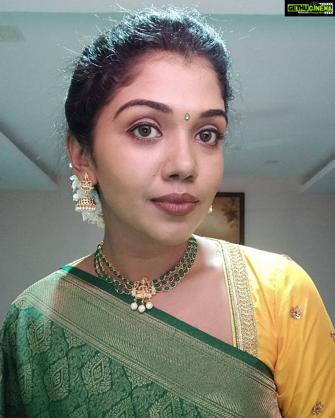 Bengali Beautiful Lady Taking Selfie Putting Stock Photo 1141239122 |  Shutterstock