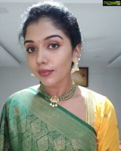 Riythvika Instagram - Selfie poses #sareelove❤️ #familywedding #mallipoo🌼