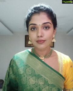 Riythvika Instagram - Selfie poses #sareelove❤️ #familywedding #mallipoo🌼