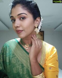 Riythvika Instagram - Selfie poses #sareelove❤️ #familywedding #mallipoo🌼