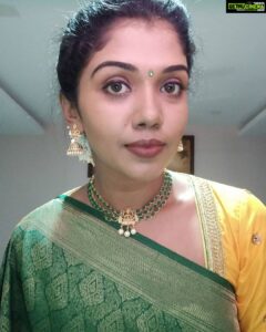 Riythvika Instagram - Selfie poses #sareelove❤️ #familywedding #mallipoo🌼