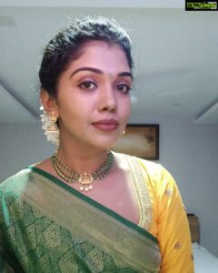 Riythvika Instagram - Selfie poses #sareelove❤️ #familywedding #mallipoo🌼